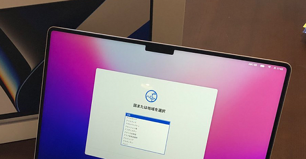 Первые покупатели начали получать свои MacBook Pro с «чёлкой». Есть фото и видео