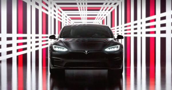 Первые покупатели Tesla Model S Plaid возмущены формой его руля. Хотя выглядит эффектно