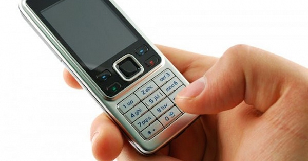 Поколение Z скупает кнопочные телефоны и отказывается от iPhone. Что случилось?