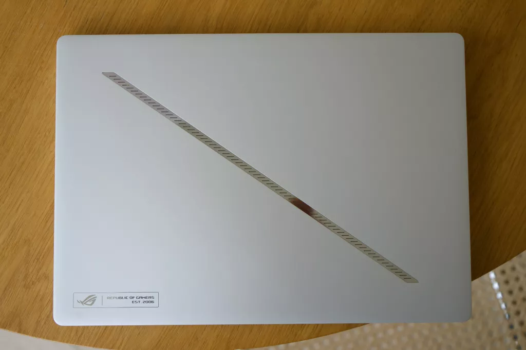 ASUS ROG Zephyrus G14 GA403U ASUS ROG Zephyrus G14 GA403U