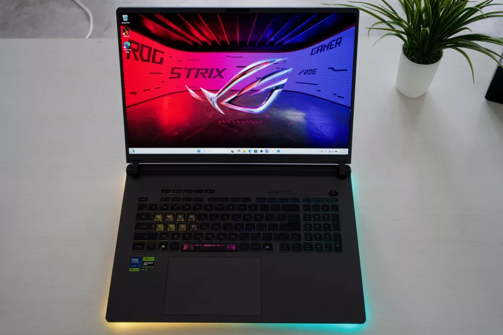 Asus ROG Strix G815LW (2025)