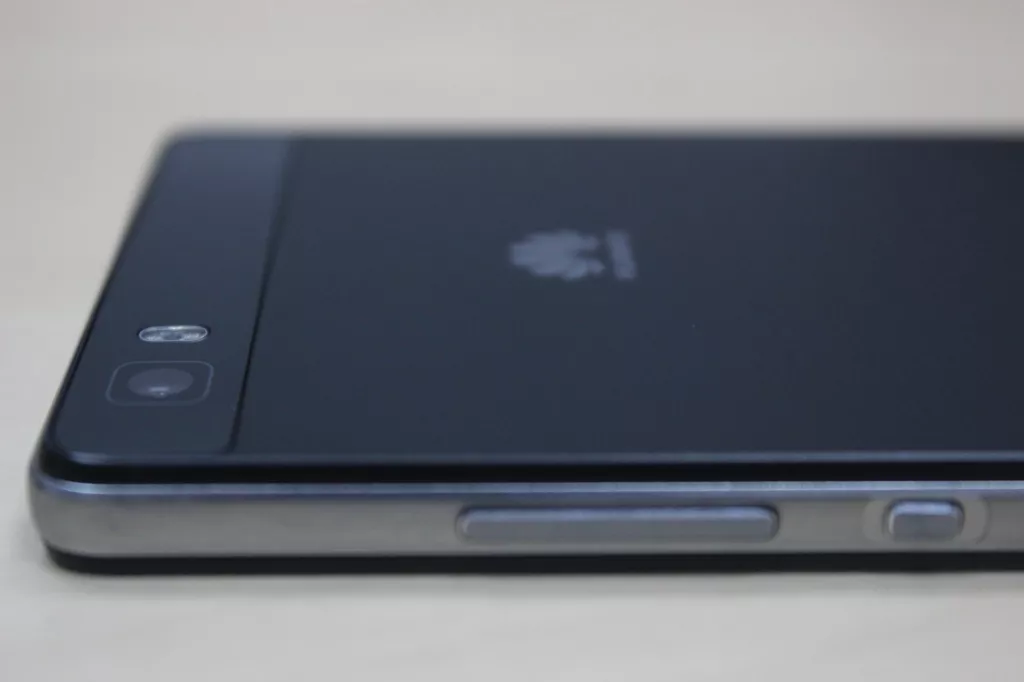 Первый взгляд на Huawei P8 Lite