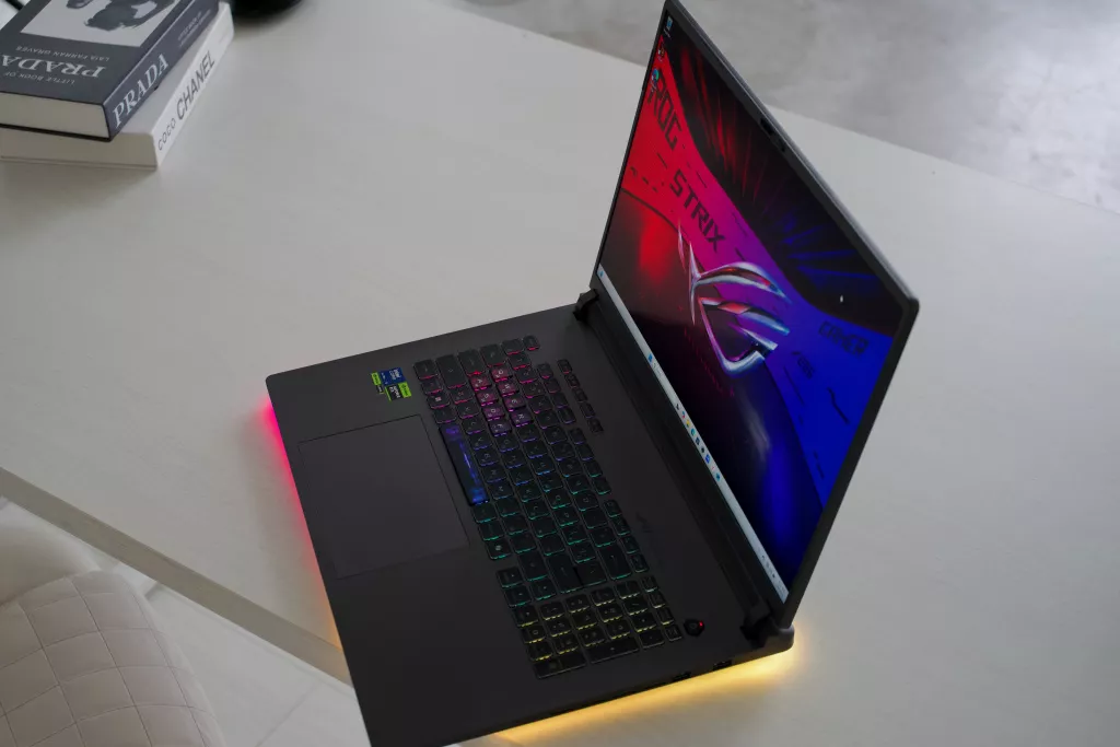 Asus ROG Strix G815LW (2025)