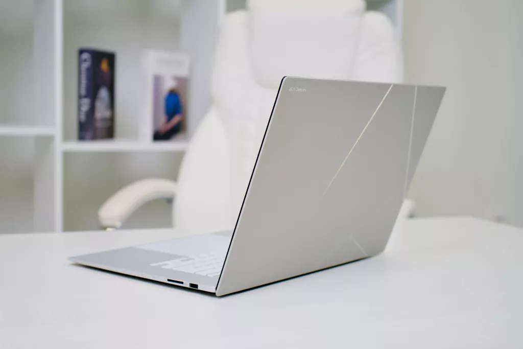 Asus Zenbook S 16 Asus Zenbook S 16