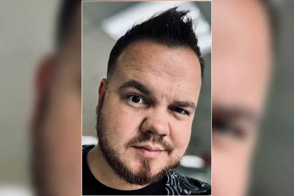 Максим Курмаев бг.png