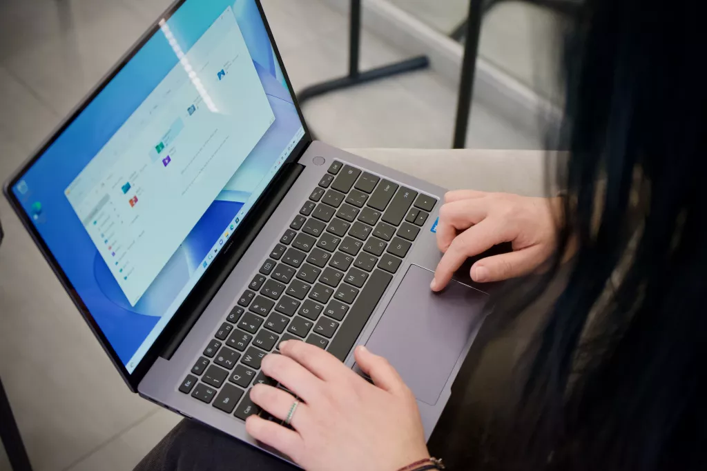 HUAWEI MateBook 14 (2023) HUAWEI MateBook 14 (2023)
