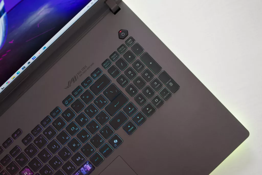 Asus ROG Strix G815LW (2025)