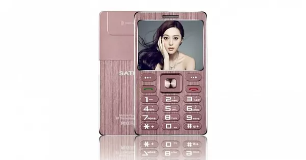 Миниатюрные телефоны с AliExpress: размером с кредитку, складной и даже копия первого айфона