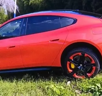 Посмотрите, какое место для парковки выбрал электрокар Xiaomi SU7. А можно нам другое будущее?