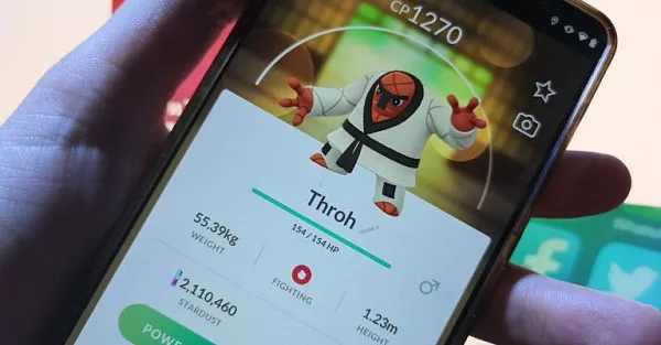 Фото дня: дед-покемонщик на велосипеде с 64 смартфонами