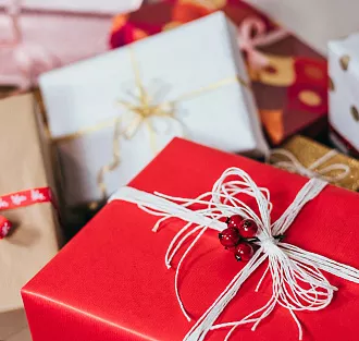 Что подарить на Новый год, когда у неё уже есть последний айфон