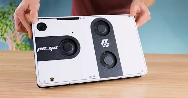 Умелец собрал идеальную PlayStation 5 — вдвое меньше, с дисплеем и на стиле