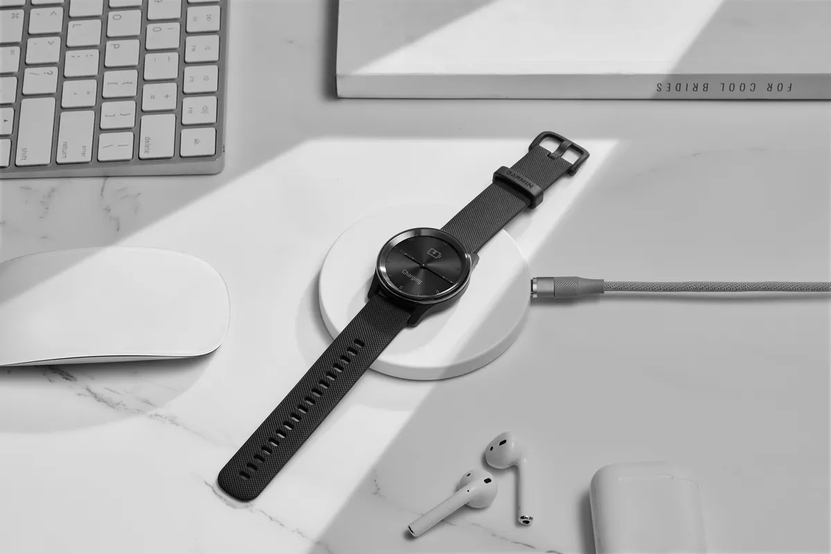 Garmin выпустила гибридные смарт-часы Vivomove Trend со скрытым дисплеем