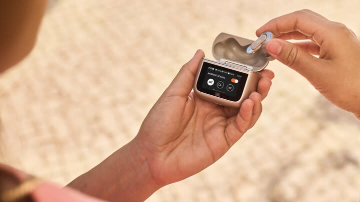 Apple учись! JBL придумала очень интересную функцию для кейса от наушников Tour Pro 3