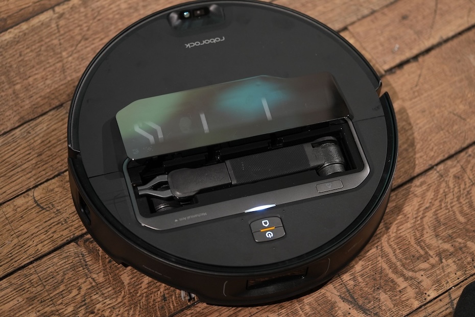 На CES 2025 показали робот-пылесос с выдвижной рукой. Что он ею делает!