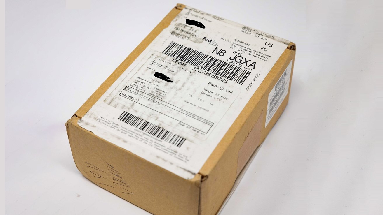 Почтальоны откопали потерянную посылку с самым первым iPhone и выставили её на аукцион