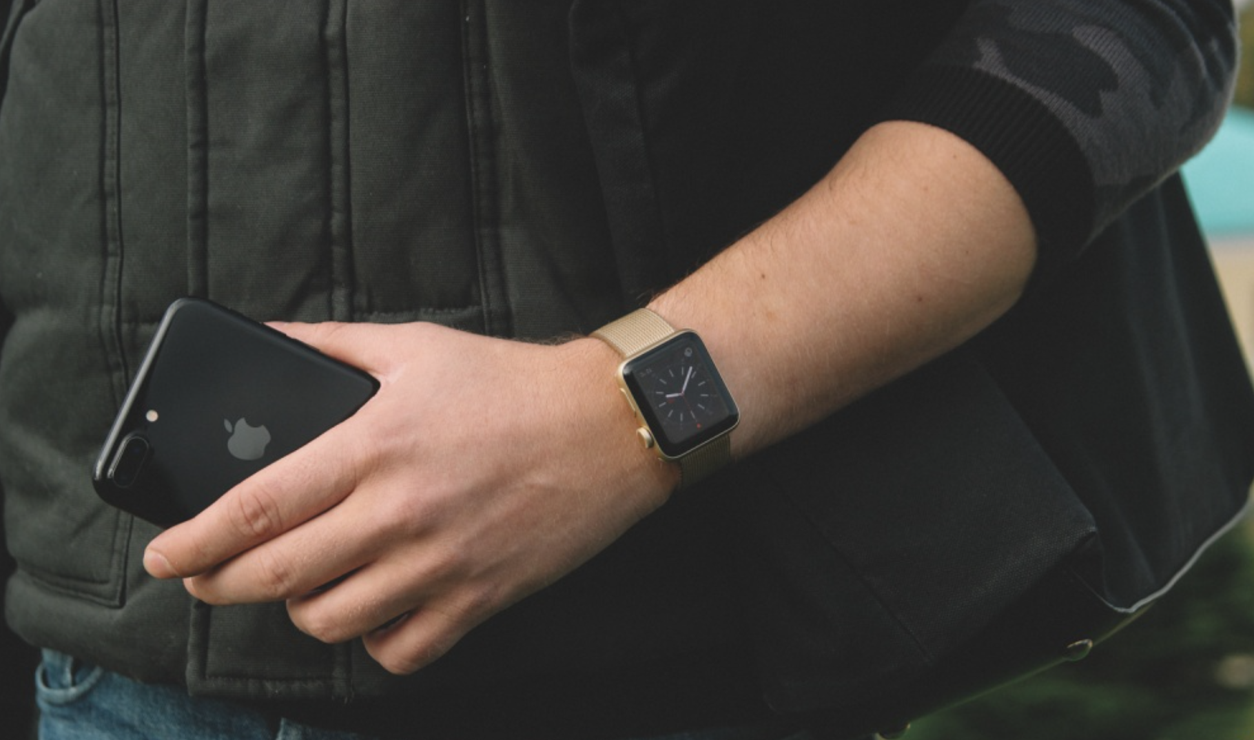 Apple watch на руке. Apple watch se 2023 темная ночь. Apple watch se 44mm black. Apple watch se 2022 40mm gold. Apple watch se 2022 44mm.