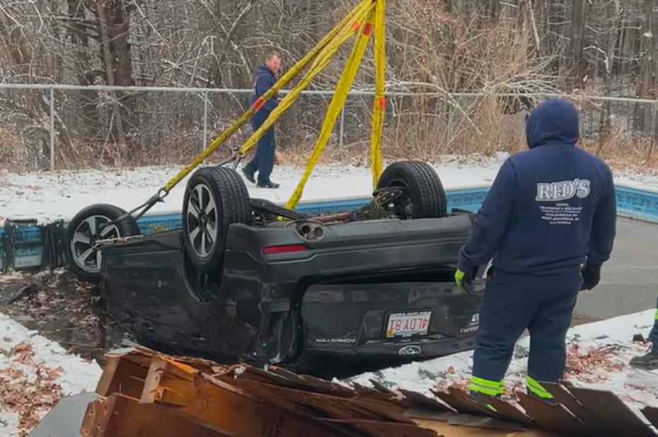 Apple Watch чудом спасли водителя от смерти. Его машина тонула в бассейне, пока тот был в отключке ВИДЕО