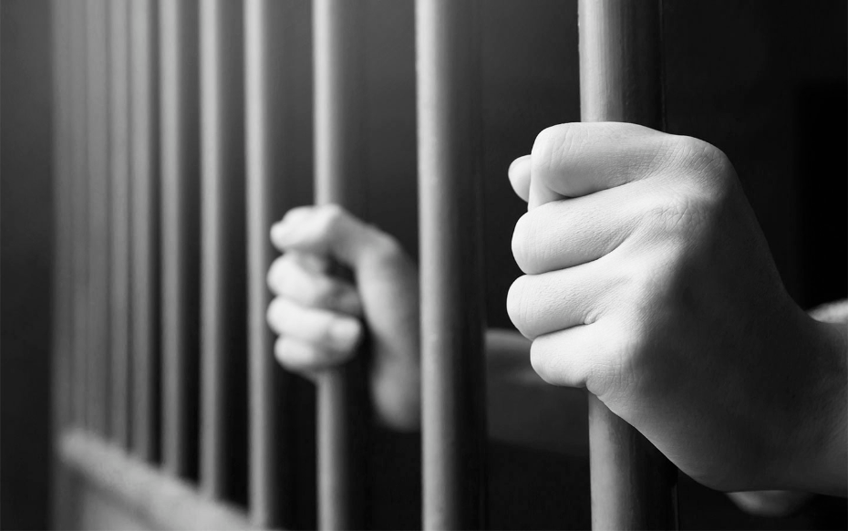 Россиян начнут сажать за оскорбление властей в сети