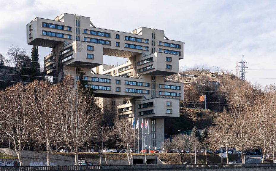 Банк Грузии ограничил покупки россиянам по указке США и ЕС