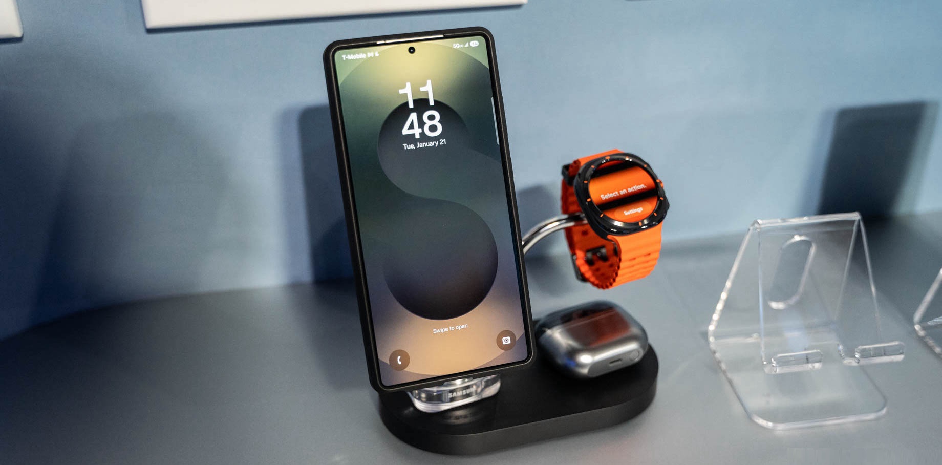 Samsung переосмыслила MagSafe или просто нагло скопировала с iPhone