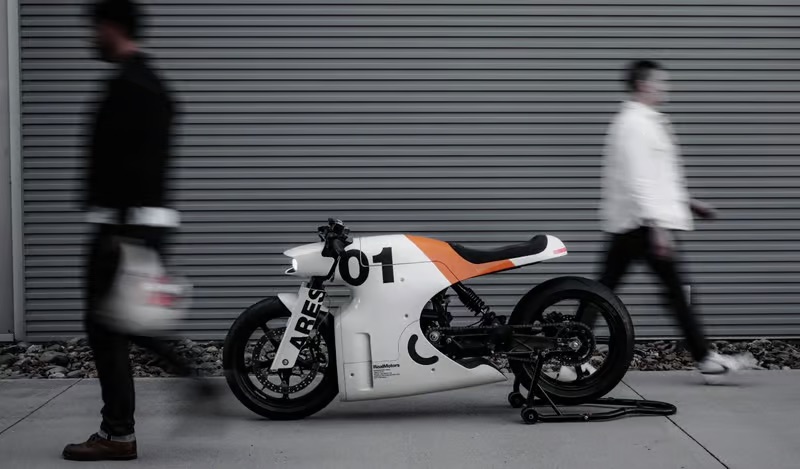 Real Motors показала прототип электромотоцикла для любителей киберпанка