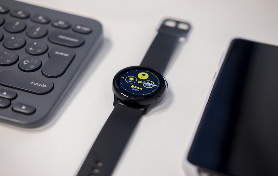 Суперстарые смарт-часы Galaxy Watch неожиданно получили обновление One UI