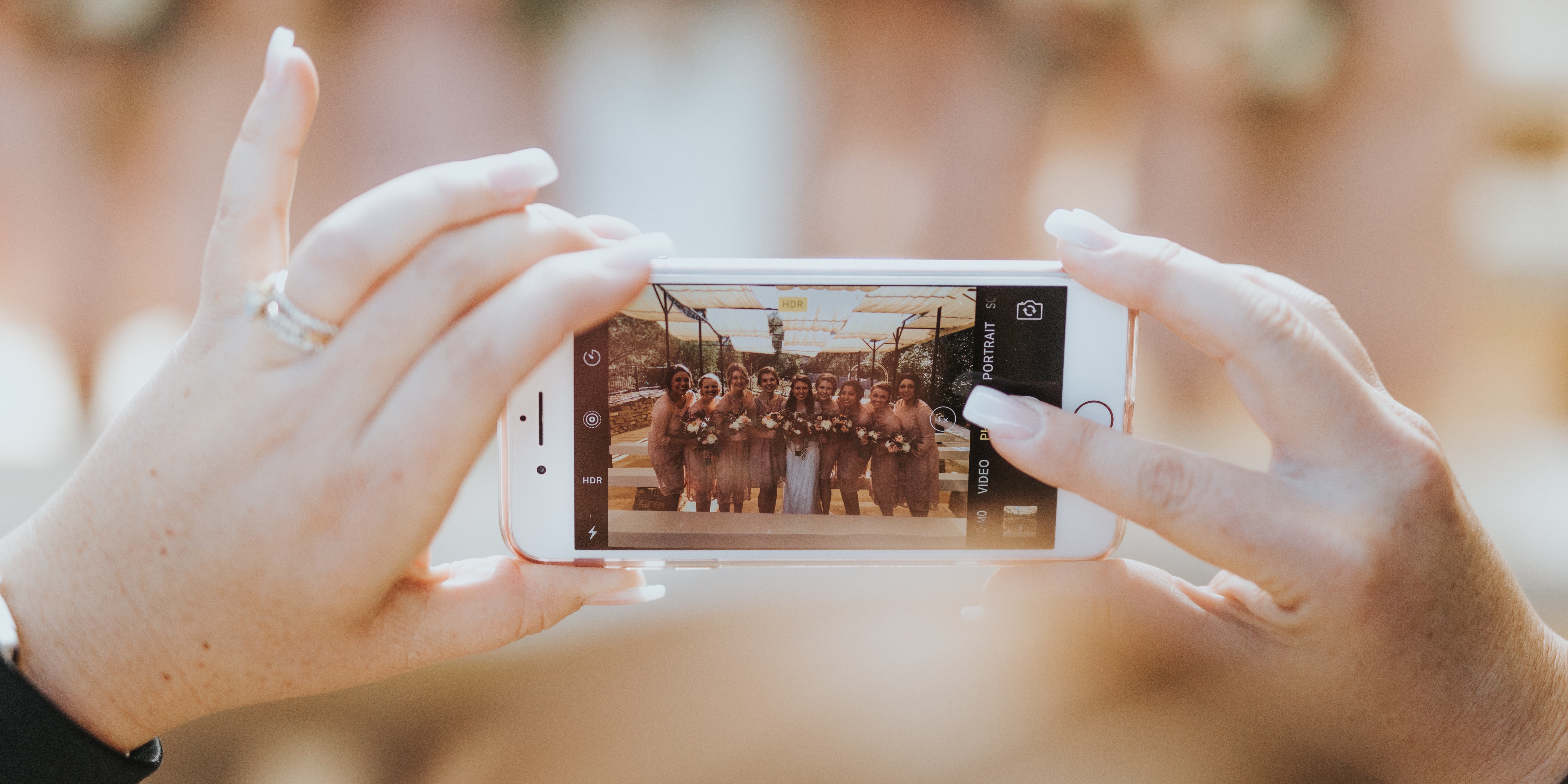 Свадебный фотограф предложил запретить гостям делать фото на iPhone