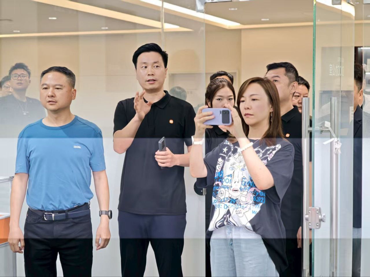 Xiaomi 16 засветился на шпионских фото. Почти iPhone 17 Pro, но со вторым дисплеем