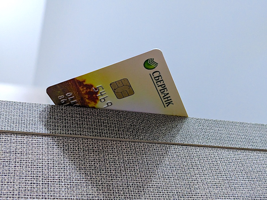 Российские банковские карты постигла серьезная проблема. Владельцам придется их менять