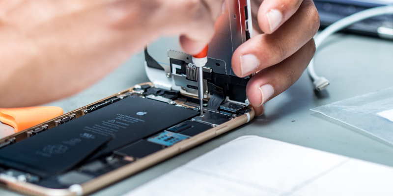 Сервисные центры не нужны? Apple позволила ремонтировать смартфоны и компьютеры в домашних условиях