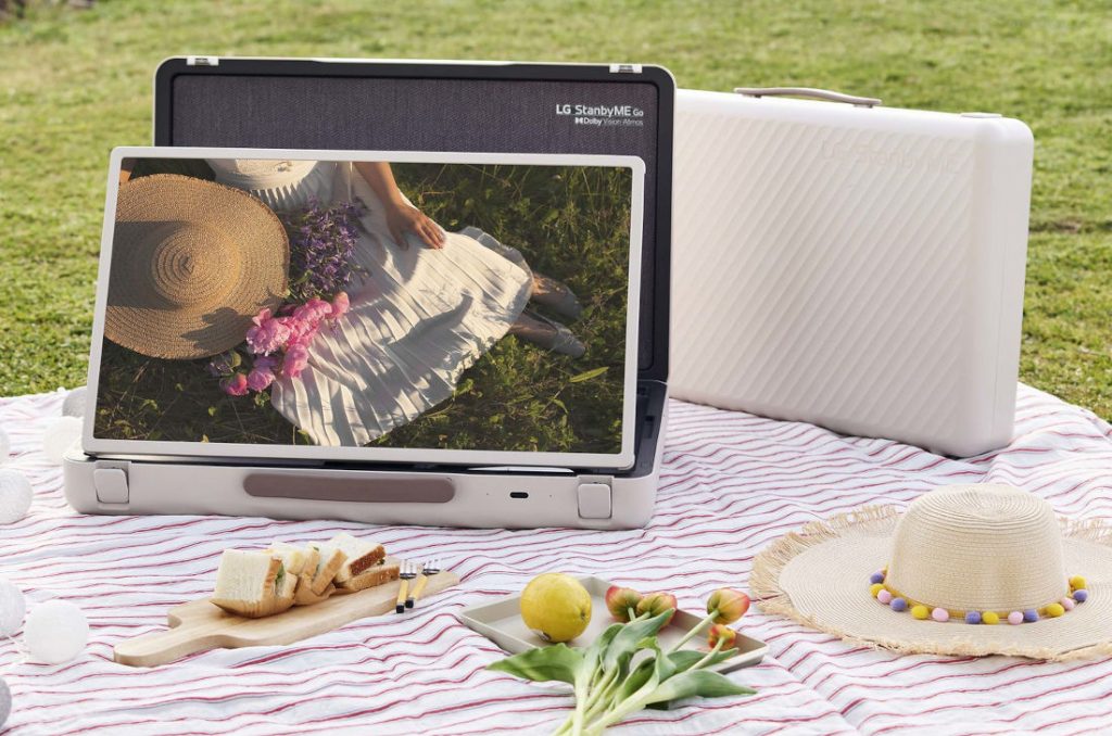 LG представила необычный портативный монитор с огромным сенсорным экраном и специальным чемоданом. Он просто создан для пикников