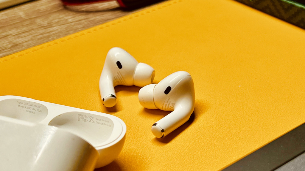 Apple начнёт выпускать AirPods в другой стране. Выявить оригинал будет проще