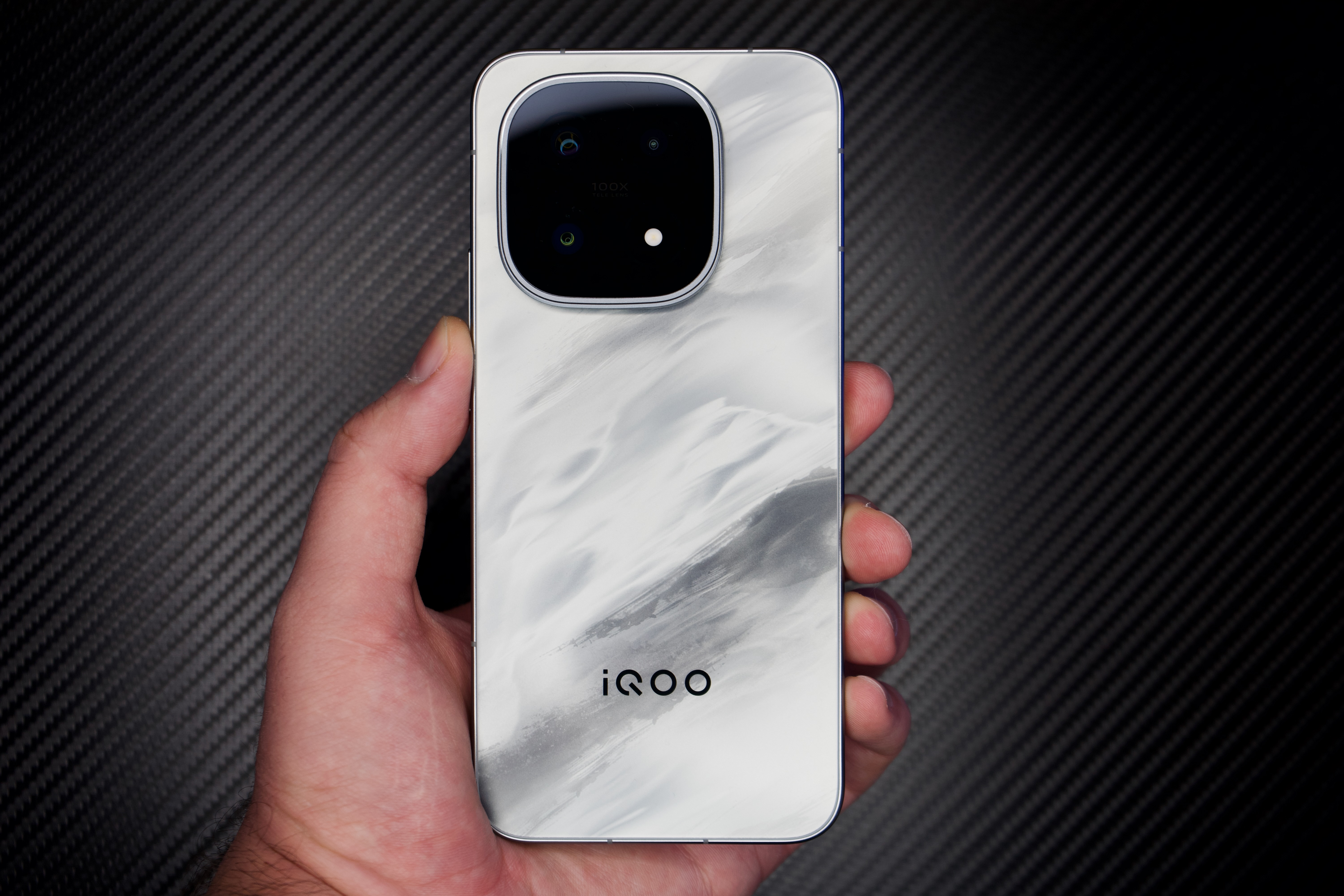 Обзор смартфона iQOO 15: флагман за гранью возможностей