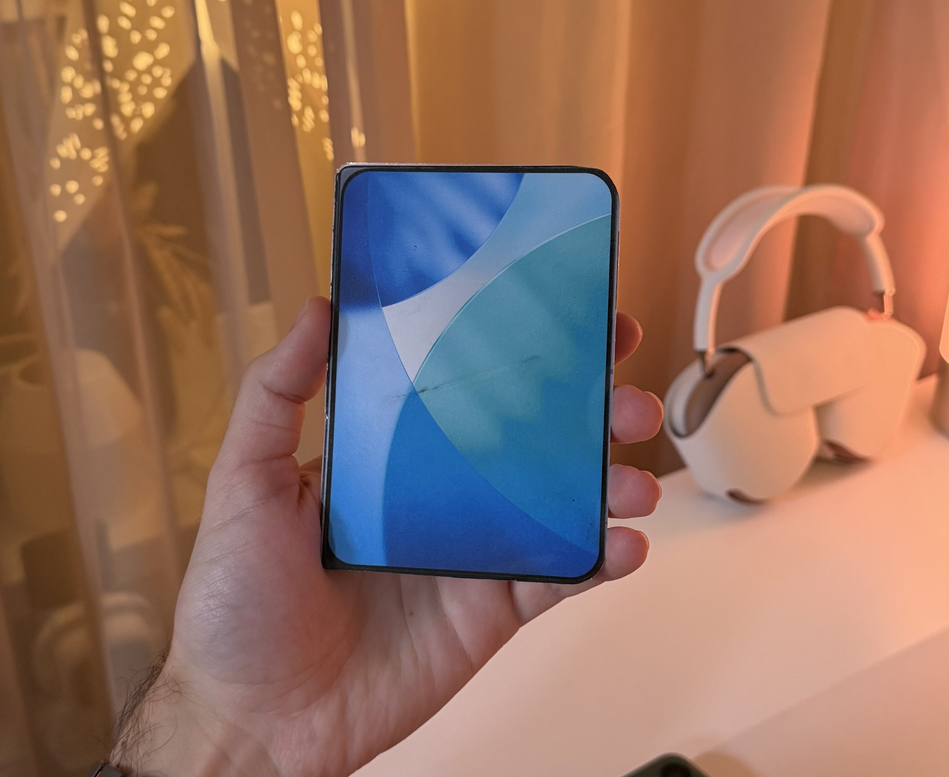 Apple, это по-твоему удобно Складной iPhone будет меньше iPhone 13 mini