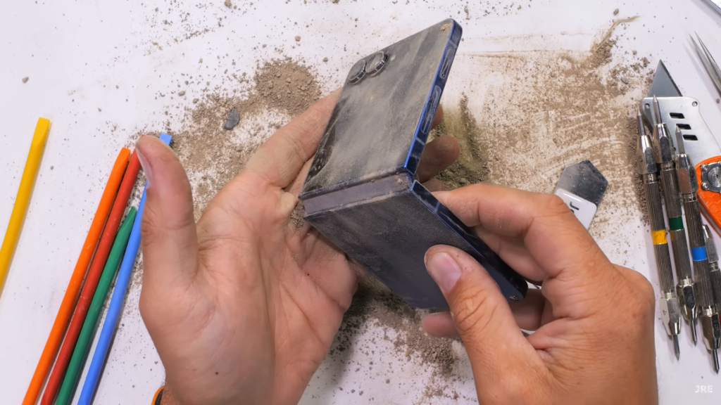 Блогер жёстко поиздевался над Galaxy Z Flip7. Шарнир выстоял отлично, но экрану повезло меньше