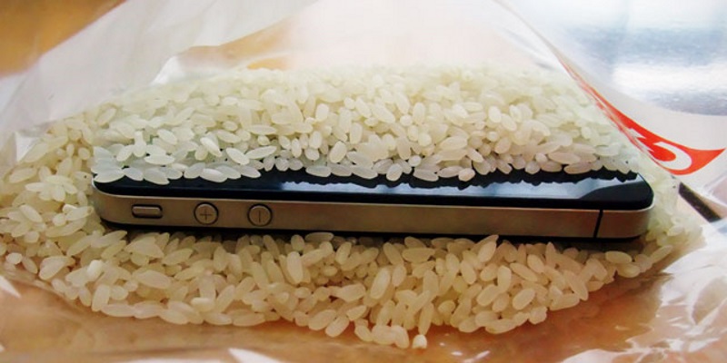 Как сушить телефон. Айфон в рисе. Смартфон в рисе. Айфайфон в рисе. Высушить телефон.
