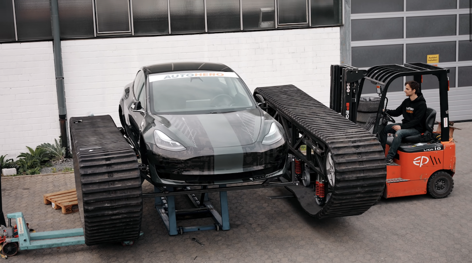 Видео: Tesla Model 3 превратили в танк. Илона Маска пригласили протестировать его