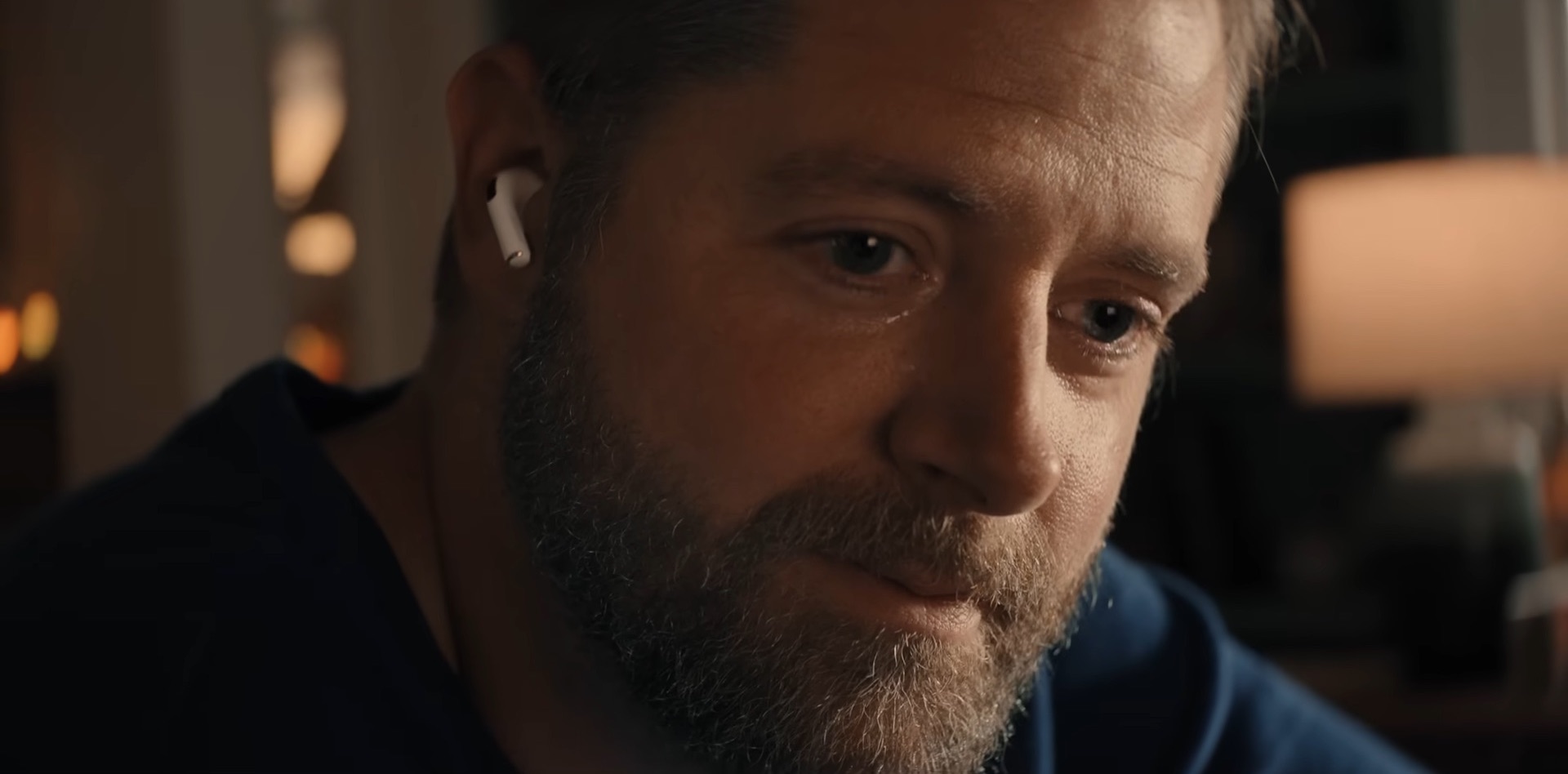 Apple выпустила трогательный ролик про новые возможности AirPods Pro 2