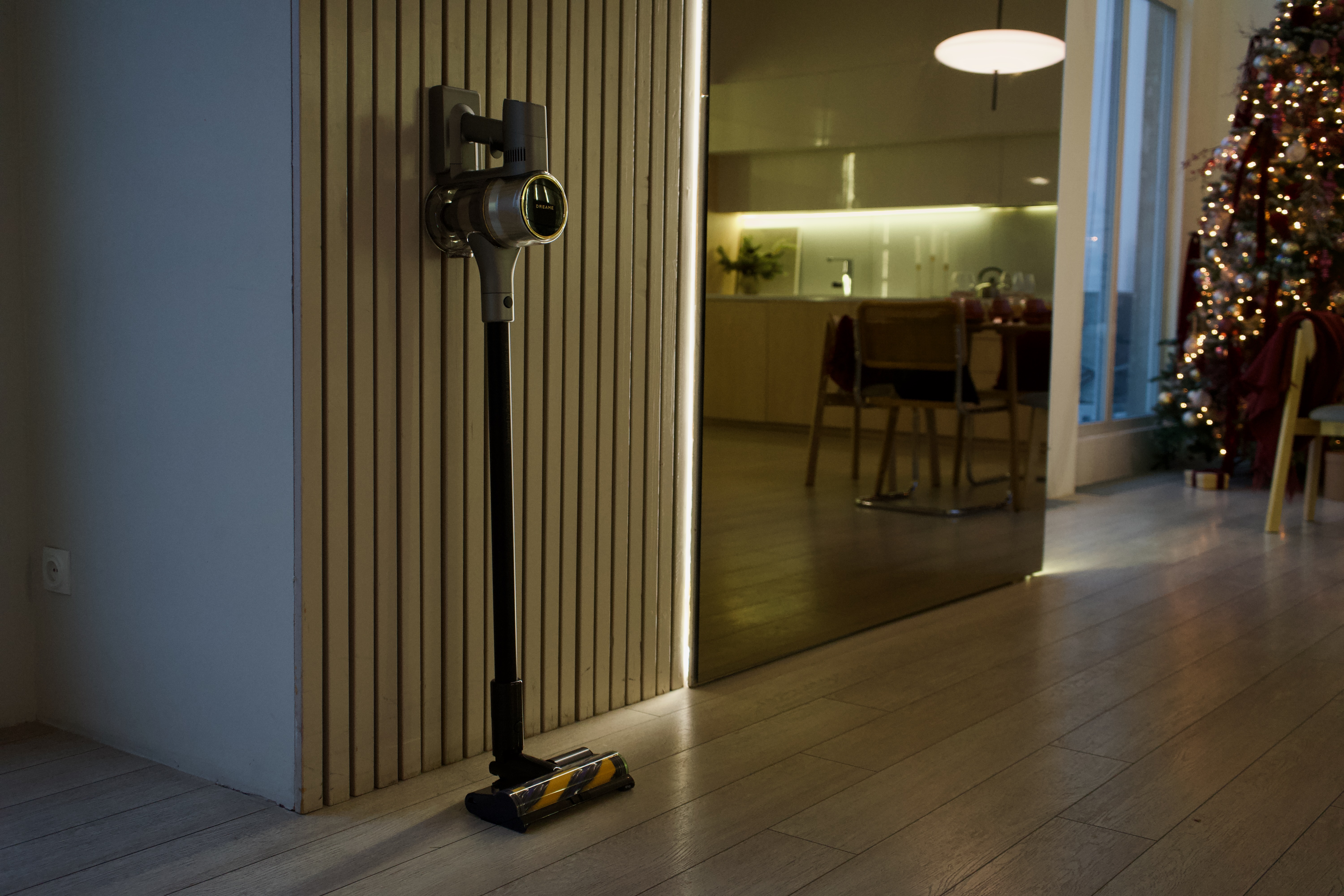 Обзор флагманского вертикального беспроводного пылесоса Dreame R20 Essential: идеальный кандидат для уборки дома и не только