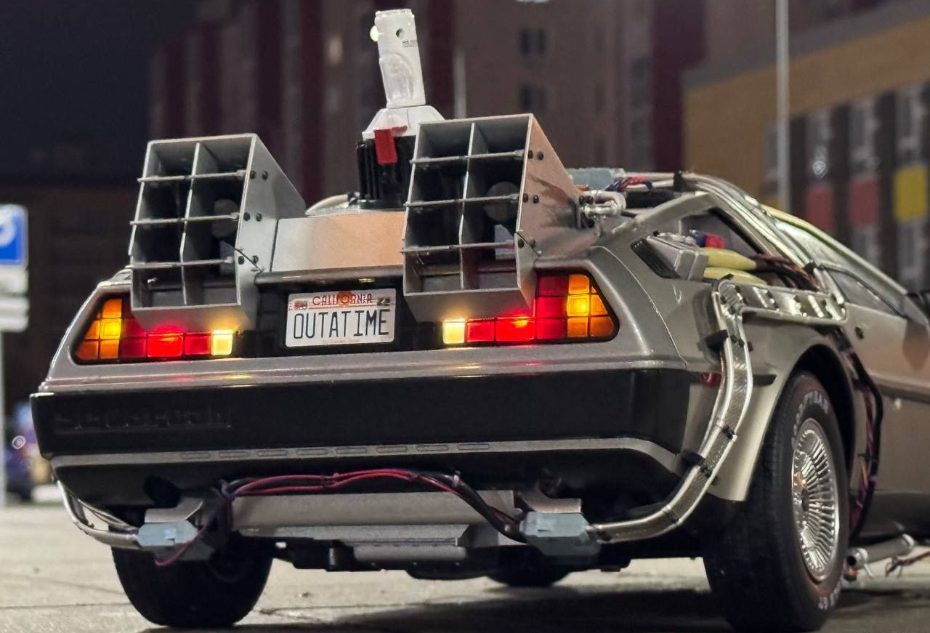 Копию DeLorean из Назад в будущее продают на Авито. Ценник  космос