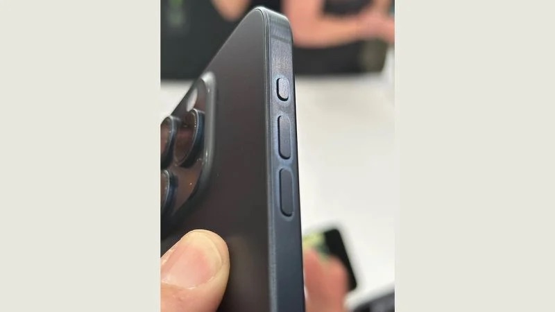 Apple ha reconocido el problema con la carcasa de titanio del iPhone 15 Pro.  No es recomendable tocar los smartphones con las manos aceitosas.