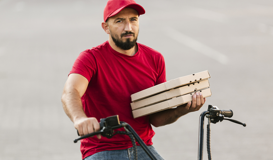 Власти придумали, как бороться с курьерами, которые носятся по тротуарам