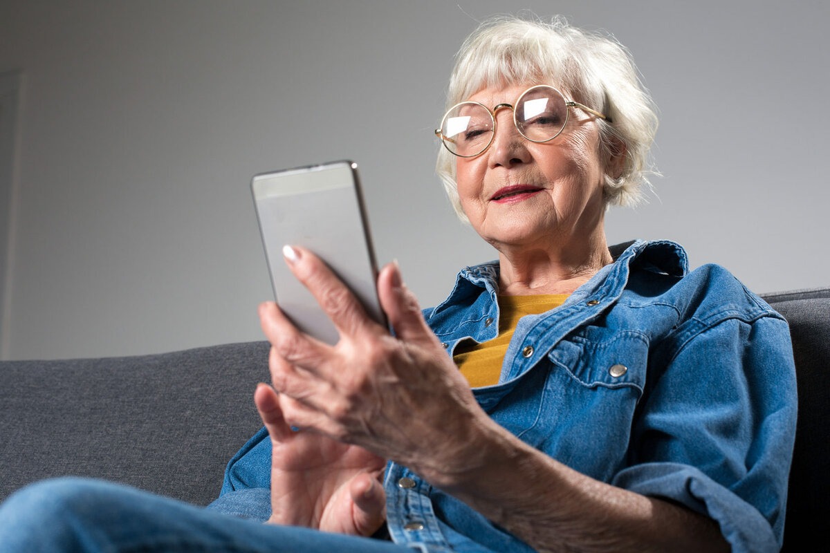 Мошенники развели пенсионерку на крупную сумму в безобидной мобильной игре