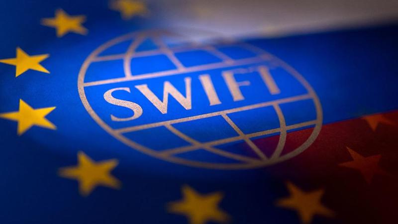 Российские банки хотят отключить от SWIFT. Что это и какие будут ограничения