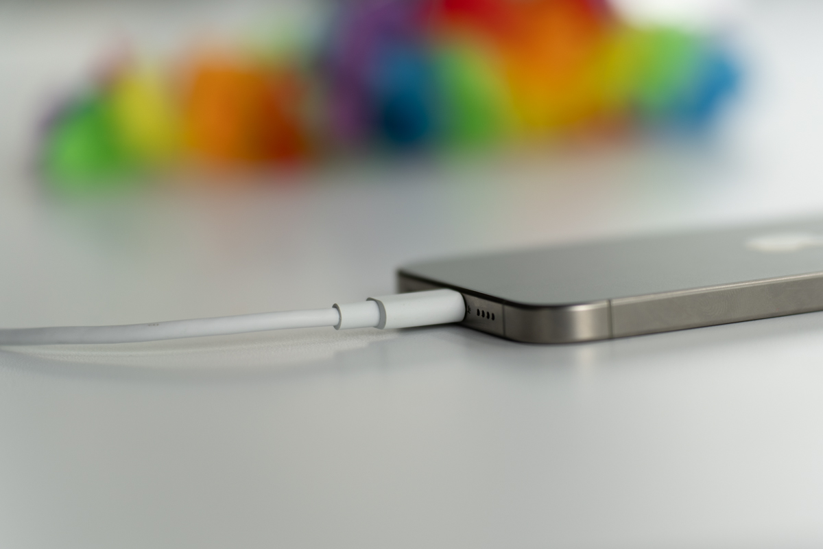 Apple призывает владельцев iPhone 15 не использовать кабели от Android для зарядки. Последствия могут быть непоправимыми