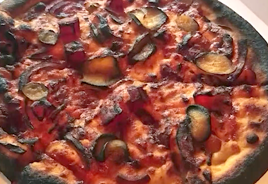 Жители РФ нашли способ заказать еду в доставке, а потом вернуть за нее деньги. Никогда так не делайте!