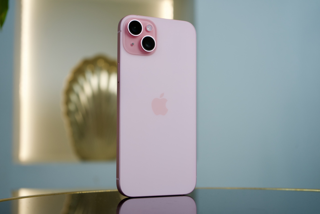 Apple выпустила забавный ролик про iPhone 15 Plus и скучающую розетку