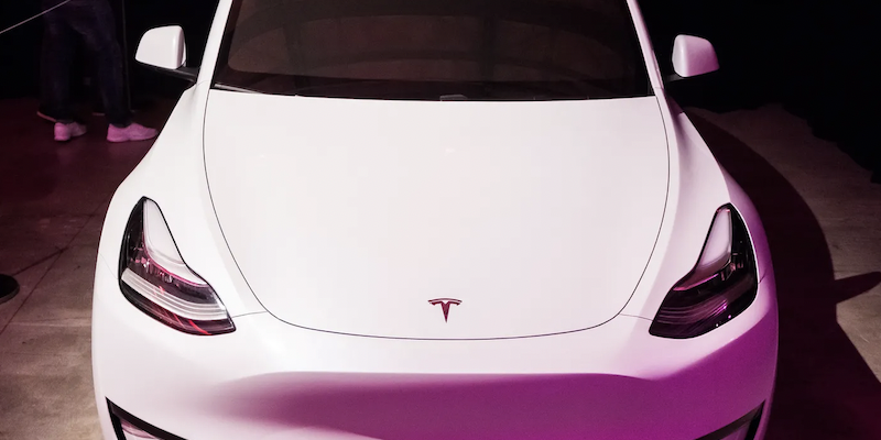 Илон Маск научил Tesla «лихачить» на автопилоте. Теперь они водят как люди (видео)