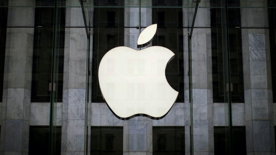Топ-менеджера Apple выгнали с работы из-за большегрудых красоток